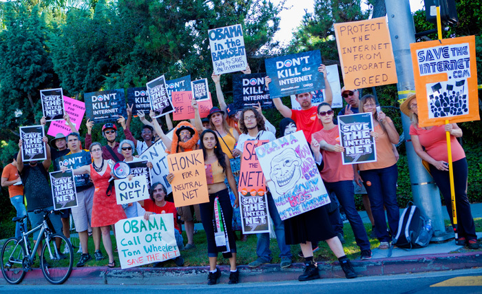 Пикет в поддержку сетевого нейтралитета в Лос-Анджелесе летом 2014-го. Фото: Free Press via Flickr