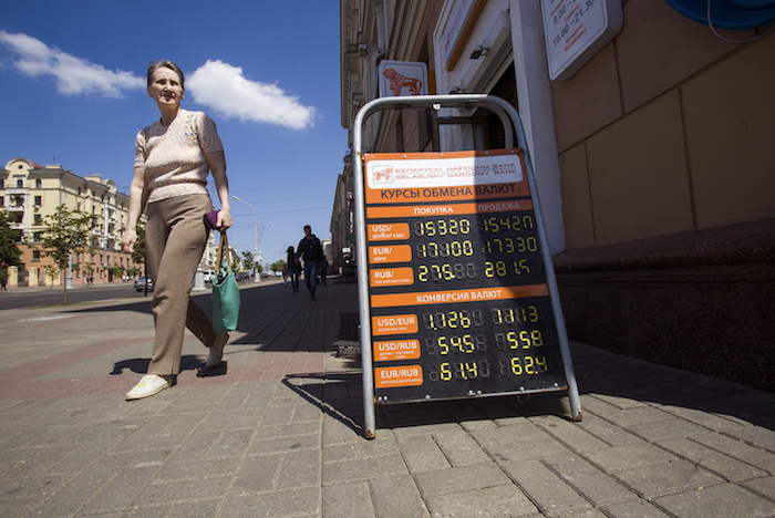 У одного из обменников в Минске 12 июня. Фото: Андрей Давыдчик, dev.by. 