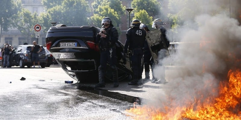 Акция протеста против такси-сервиса Uber во Франции Фото: Reuters 