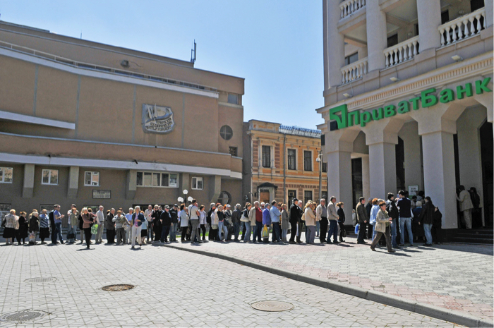 Очередь в банк в Севастополе. Фото: navimann.livejournal.com.