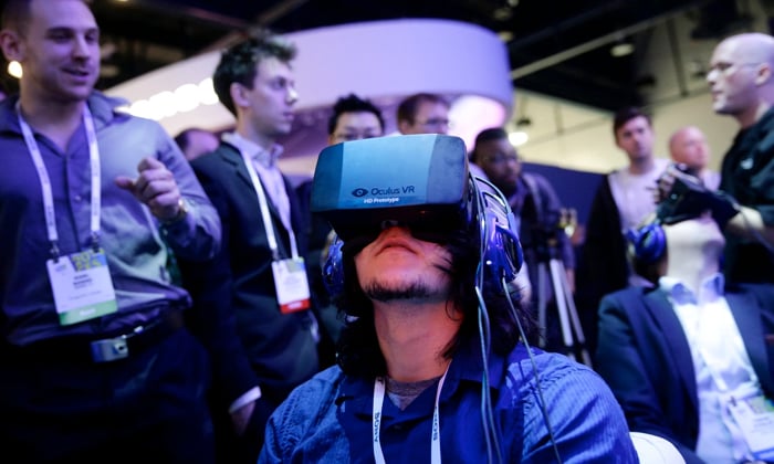 Шлемы виртуальной реальности вроде Oculus Rift обладают потенциалом полностью изменить игровой опыт и впечатления геймера от интерактивных миров. Фото: Jae C. Hong/AP.