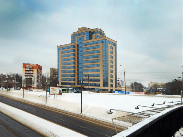  Вид на бизнес-центр «Красавik» с моста трехуровневой развязки.