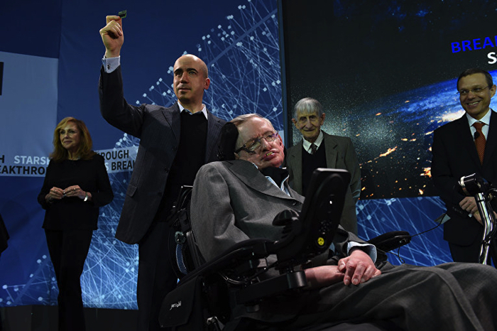 Юрий Мильнер и Стивен Хокинг во время пресс-конференции в Нью-Йорке. Фото: AFP/ -PH/Timothy A. Clary