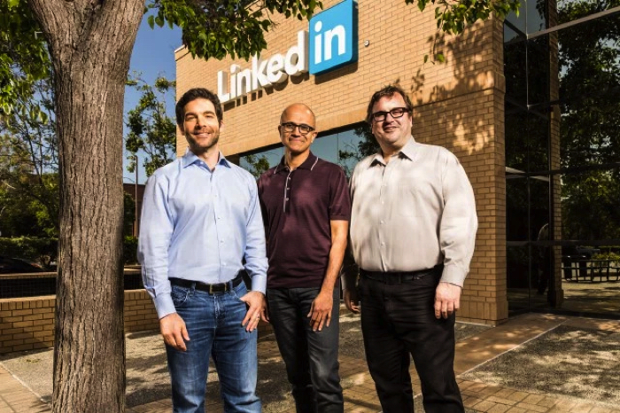 Джефф Вайнер (слева), Сатья Наделла и Рейд Хоффман. Фото: Microsoft.