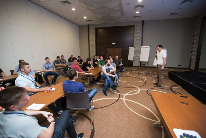 Дмитрий Гурский во время выступления на IT Spring. Фото: Андрей Давыдчик.