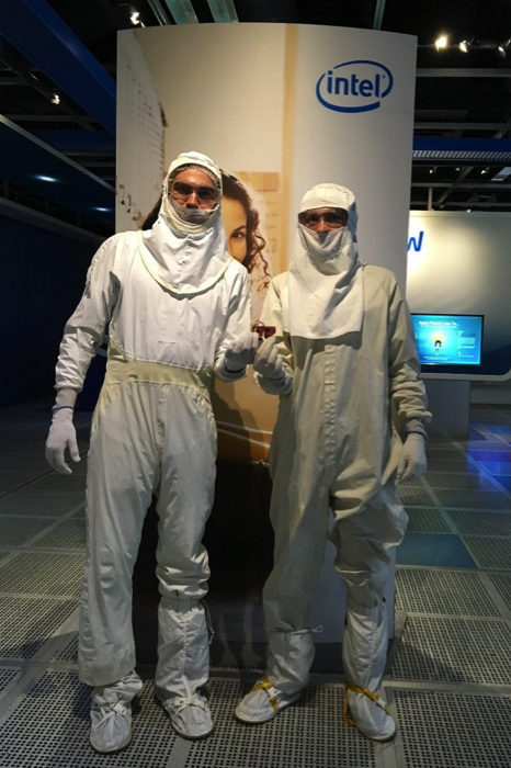 Павел Козлов и Артём Воробьёв в музее Intel
