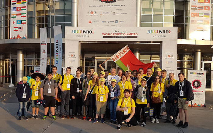 Команда из Беларуси перед входом в место проведения WRO. Фото: Школа робототехники