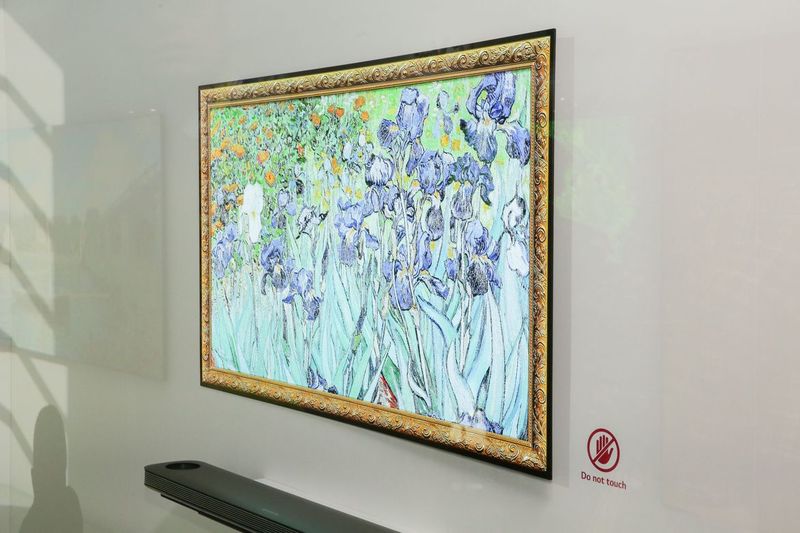 Телевизор LG W7 Wallpaper. Фото: CNET