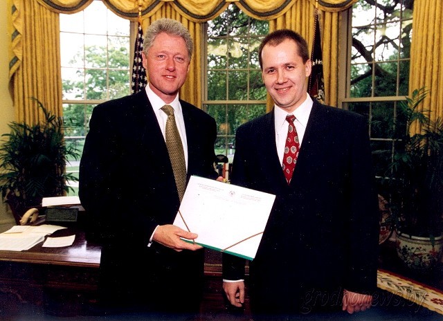 1997 год. Посол Беларуси Валерий Цепкало вручает верительную грамоту президенту США Биллу Клинтону