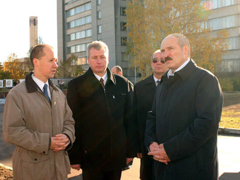 25 октября 2006. Александр Лукашенко посещает место, где разместится ПВТ. Фото: park.by
