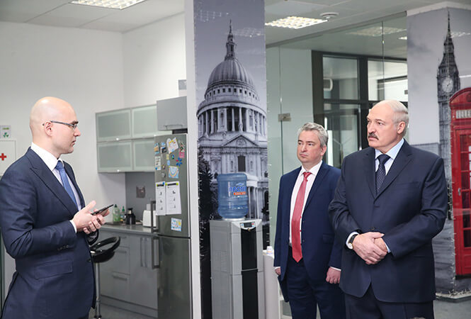 Всеволод Янчевский (в центре) во время посещения Лукашенко компании Виктора Прокопени. Фото: president.gov.by