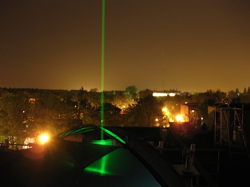 Луч лазера при зондировании атмосферы лидаром