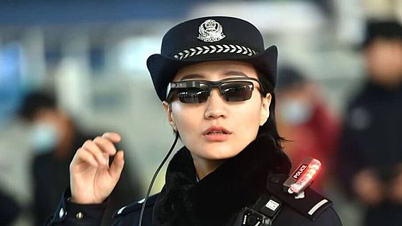 Китайская полиция тестирует очки с распознаванием лиц для поиска преступников 