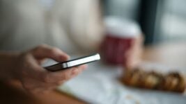 Минчанка оформила два кредита и продала за полцены четыре айфона, чтобы перевести «милиции» 40K рублей