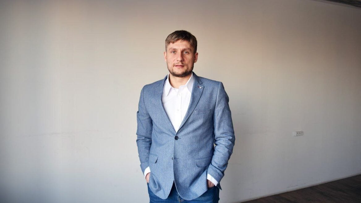 Распрацоўшчык з 20+ гадовым досведам стварае аплікацыі. Дасягненні да 39-ці: кампанія выйшла на мільён сярод кліентаў Rolls Royce і Opera