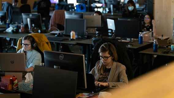 «Сами продаём себя дешевле». Как зп айтишниц отличаются от зп айтишников