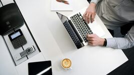 Microsoft заменит часть уволенных сейлзов технарями, чтобы победить OpenAI и Google Microsoft заменит часть уволенных сейлзов технарями, чтобы победить OpenAI и Google