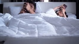 Зумеры всё реже занимаются сексом из-за соцсетей Зумеры всё реже занимаются сексом из-за соцсетей