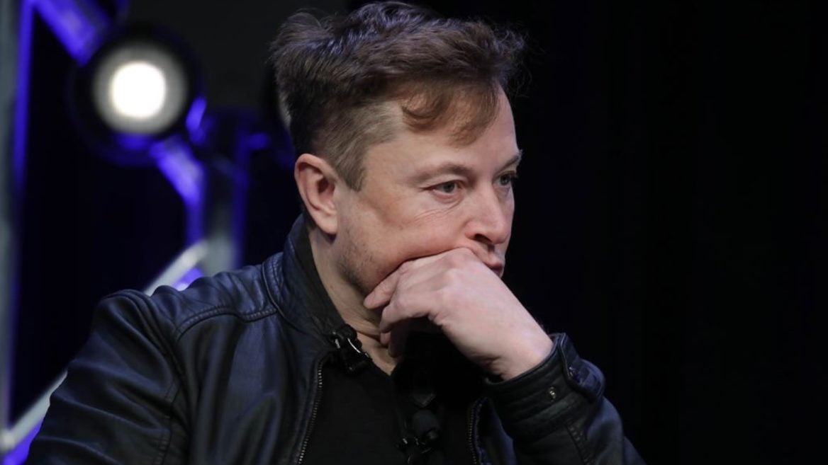 Маск загоняет сотрудников Tesla в офисы — но им не хватает столов интернета и парковок