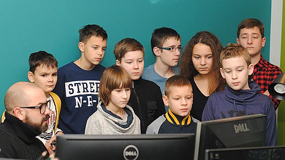 «Мы все в одной лодке». Зачем белорусские ИТ-компании открывают двери для школьников? 