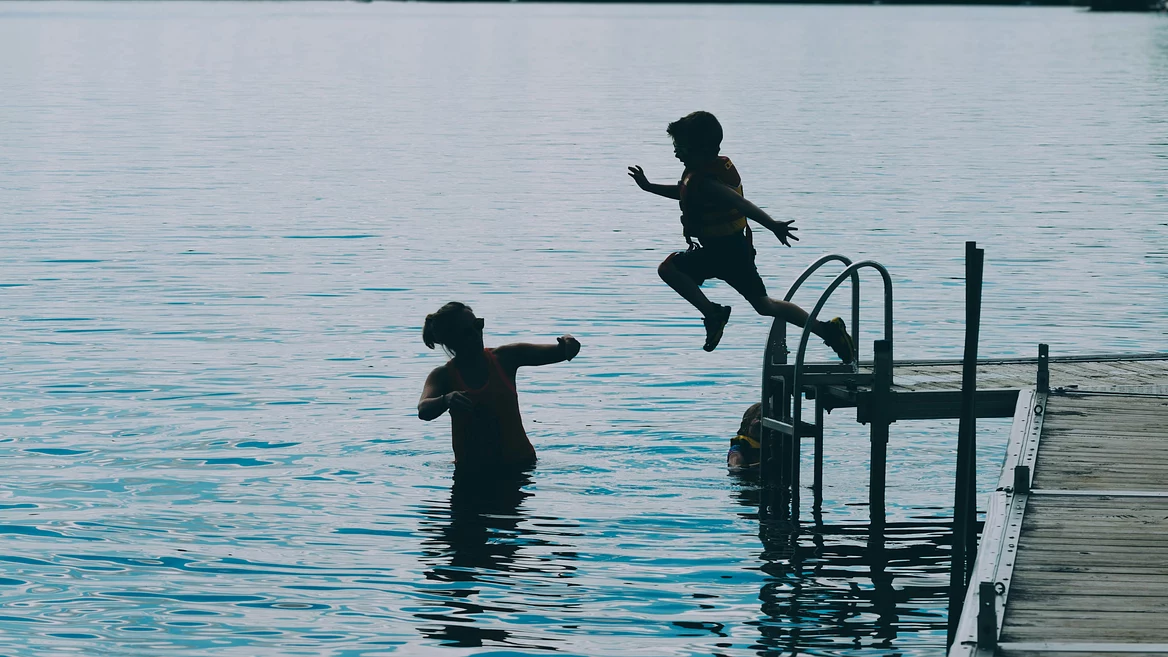 «Тихая революция»: молодёжь отказывается от соцсетей и выбирает обеды с друзьями винил и кнопочные телефоны