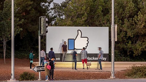 Facebook признали лучшим работодателем США 