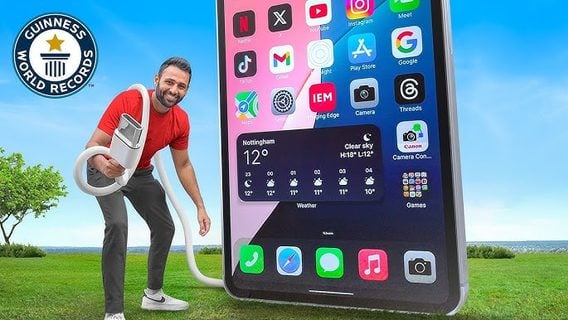 Блогеры создали двухметровый рабочий iPhone