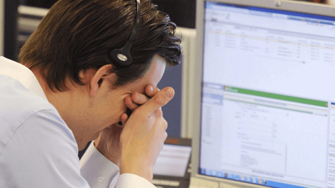 Признаки заражения компьютера вирусами. Мошенники в соцсетях. Хакер за компьютером. Признаки заражения компьютера вирусами. Хакер за компьютером.