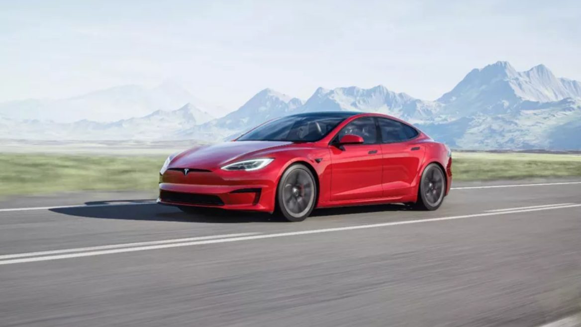 Tesla показала обновлённую Model S с дальностью пробега 837 км и непривычным рулём