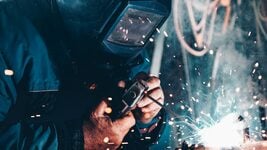 «Google не будзе вырабляць боты, а вось Ford — будзе»: гендырэктар аўтаканцэрна растлумачыў, чаму адправіў сына працаваць зваршчыкам на лета