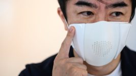 В Японии придумали антиковидную маску-переводчик