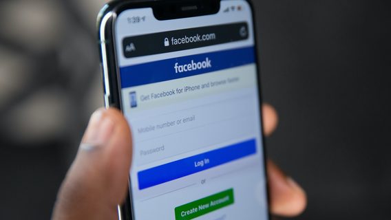 На Facebook из-за ошибки любой мог разместить пост на популярных страницах — их завалило спамом