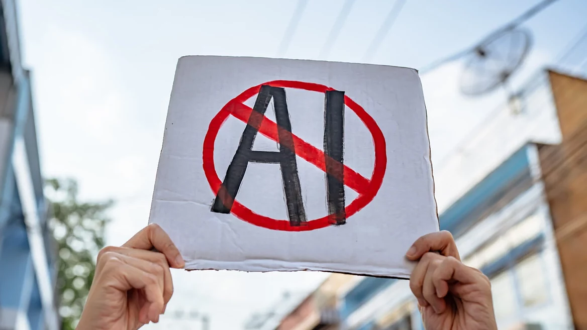 Критиков ИИ уже вдвое больше чем сторонников — опрос