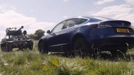 Ветеран Второй мировой переехал Tesla танком Ветеран Второй мировой переехал Tesla танком