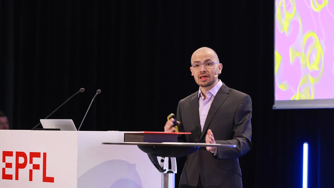 «Мы научили песок думать»: глава Google DeepMind&nbsp;предупредил о близости сингулярности и призвал срочно спасать человечество