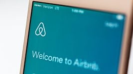 Airbnb сокращает 25% штата