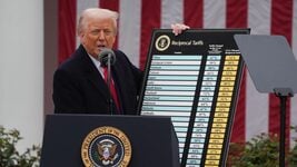 Трамп зноў за сваё: павысіў тарыфы для 14 краін. У спісе — Японія і чамусьці Казахстан Трамп зноў за сваё: павысіў тарыфы для 14 краін. У спісе — Японія і чамусьці Казахстан