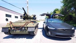 Tesla сразилась с танком в перетягивании каната
