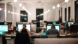 Компани говорят, что ИИ повышает продуктивность. Сотрудники так не думают