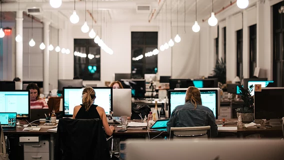 Компании говорят, что ИИ повышает продуктивность. Сотрудники так не думают