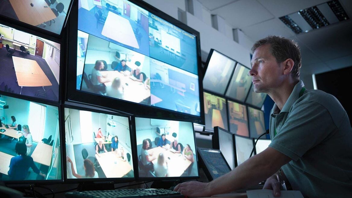 Треть британских компаний шпионят за своими сотрудниками