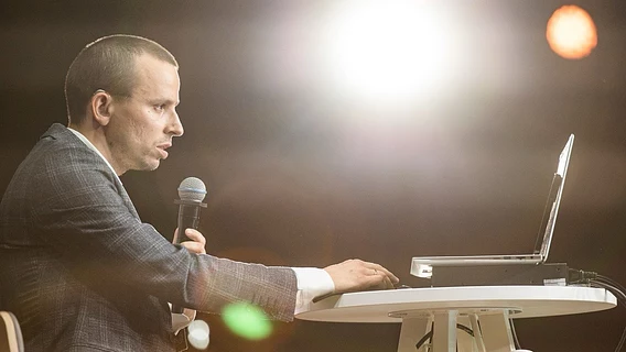 «Спасибо маме». Как парень с нарушением слуха стал успешным AI-инженером — в мире созвонов