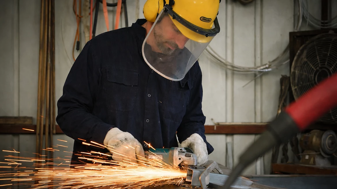 «Бросайте колледжи»: CEO Hadrian призвал идти в сварщики и электрики работы хватит всем