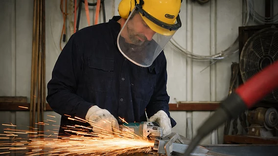 «Бросайте колледжи»: CEO Hadrian призвал идти в сварщики и электрики, работы хватит всем