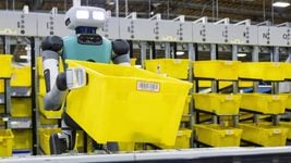 Amazon хочет заменить сотрудников роботами, но боится об этом говорить
