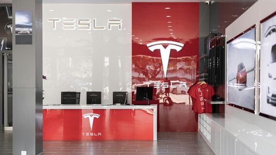 Tesla уволила глухого сотрудника, который попросил перевести его в другой отдел — из-за жары ломался слуховой аппарат