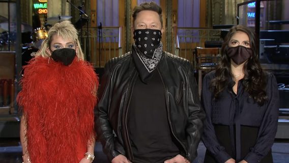Маск появился в рекламе Saturday Night Live в бандане. Его обвинили в том, что он не в маске