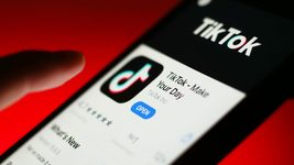 Трамп запретил американским компаниям вести дела с китайскими WeChat и TikTok