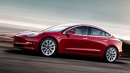 Tesla отрицает, что электрокары «газуют» без участия водителя 
