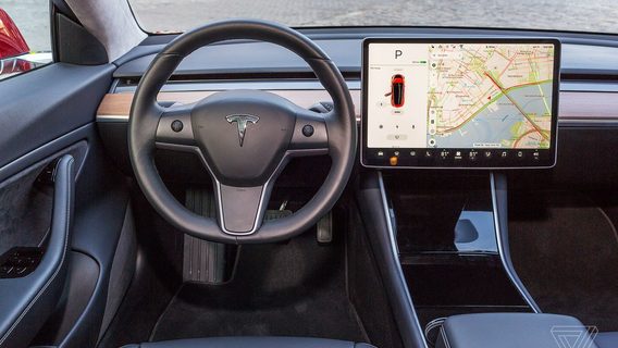 Автопилот Tesla отключается за секунду до аварии